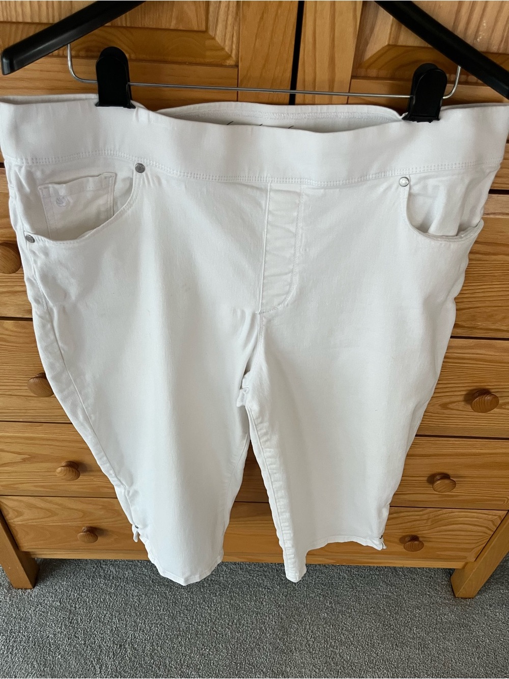 Gloria Vanderbilt 16  White Stretch Capri Pants